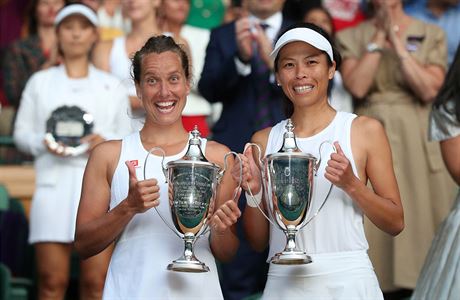 Barbora Strýcová a Hsieh Su-wei s trofejí pro vítzky Wimbledonu.