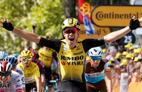 Cyklista Wout van Aert oslavil pi svém debutu na Tour etapové vítzství. lutý...