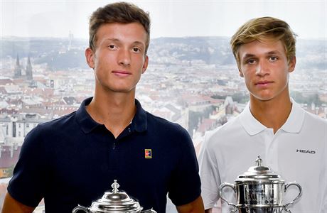 Tenisté Jií Leheka (vlevo) a Joná Forejtek, kteí vyhráli ve Wimbledonu...