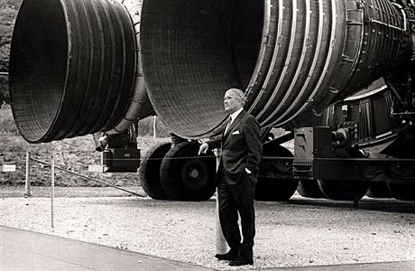 Wernher von Braun u motoru rakety Saturn V.