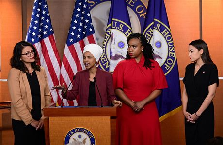 Kongresmanky (zleva) Rashida Tlaibová, Ilhan Omarová, Ayanna Pressleyová a...