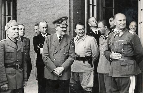 Adolf Hitler s Italem Benitem Mussolinim zkoumaj pozstatky Vlho doupte.