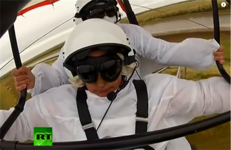 Ruský prezident Vladimir Putin na motorovém rogalu.
