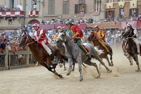 Závodníci soupeí o pomyslnou nadvládu nad mstem Siena
