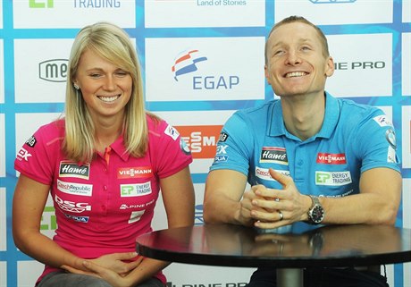 Eva Puskarčíková (vlevo) po boku kolegy Ondřeje Moravce.