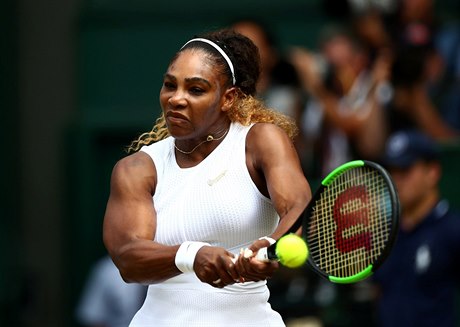 Wimbledon - semifinále Strýcová vs. Williamsová: Američanka při backhandu.