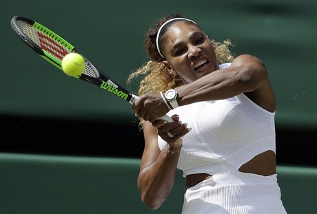 Wimbledon - semifinále Strýcová vs. Williamsová: Američanka při backhandu.