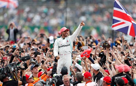 Formule 1, Velká cena Velké Británie, Silverstone: Lewis Hamilton v obležení...