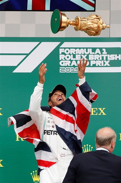 Formule 1, Velká cena Velké Británie, Silverstone: Lewis Hamilton si hraje s...