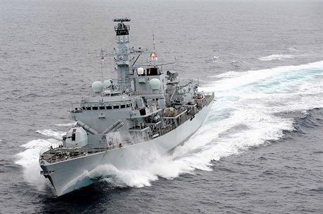 Íránci se nakonec stáhli poté, co je varovala lo britského námonictva HMS...