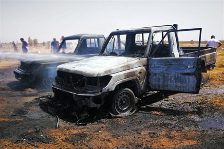 Auto, které neslo výbunou nálo na severu Libye.