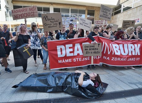 ena v pytli na mrtvoly protestuje proti zruení rumburské nemocnice.
