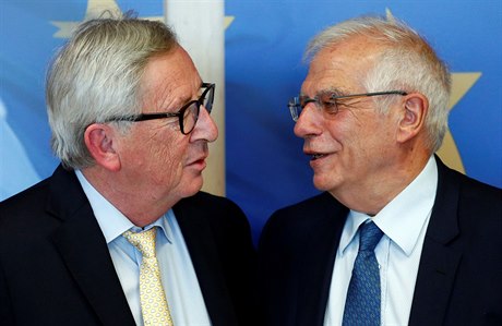 éf Evropské komise Jean-Claude Juncker a Josep Borrell (vpravo)
