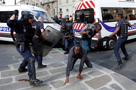 Policie se stetává s nelegálními migranty ped Pantheonem v Paíi.