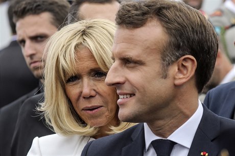 Emmanuel Macron s manelkou Brigitte na oslavách výroí dobytí Bastily.