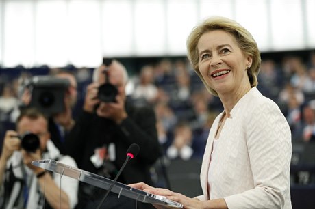 Ursula von der Leyenová pronáí e v sídle Evropského parlamentu ve trasburku.