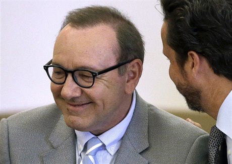 Kevin Spacey u soudu naslouchá svému právníkovi.