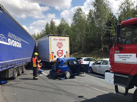 Hromadná nehoda uzavela dálnici D6 na Kladensku.