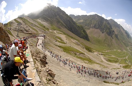 Fanoušci na Tour de France sledují závodníky.