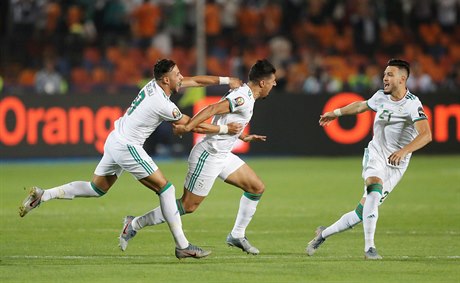 Fotbalisté Alžírska slaví branku ve finále mistrovství Afriky.