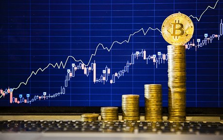 Bitcoin trhá rekordy, u pekonal hranici 13 000 USD