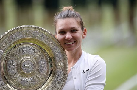 Simona Halepová s trofejí pro vítzku Wimbledonu.