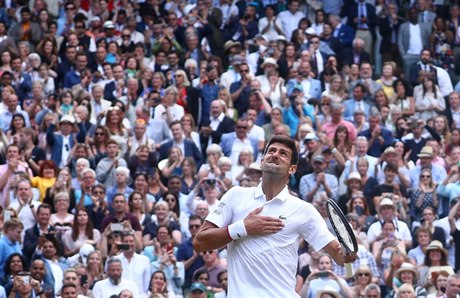 Novak Djokovič a aplaus fanoušků na Wimbledonu