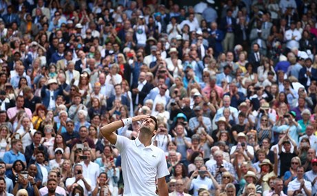 Oslavy Novaka Djokovie po vítzství ve Wimbledonu.
