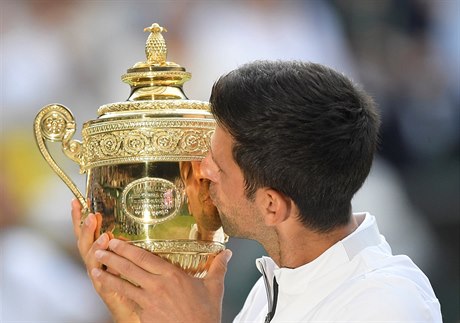 Novak Djokovi s trofejí pro vítze Wimbledonu.