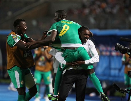 Radost fotbalist Senegalu z postupu do finále mistrovství Afriky.