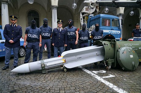 Italská policie stojí u zabavené rakety