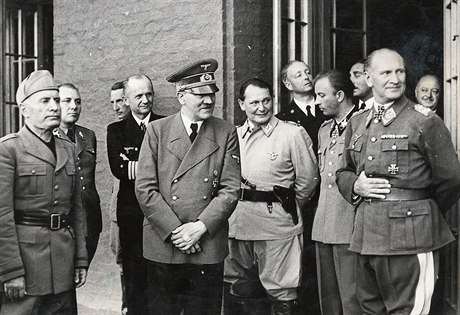 Adolf Hitler s Italem Benitem Mussolinim zkoumají pozstatky Vlího doupte.
