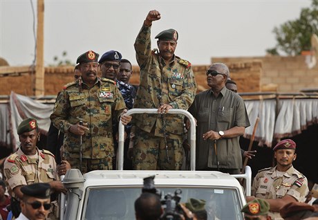éf súdánské vojenské rady generál Abdal Fattáh Burhán (se zdvienou rukou)