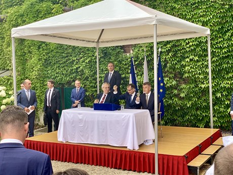 Prezident Milo Zeman (u stolu vlevo) a Andrej Babi (vpravo) na francouzské...