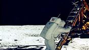 Chvíli po Armstrongovi na povrchu Měsíce stanul i Buzz Aldrin.