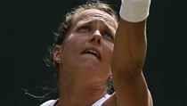 Wimbledon - semifinále Strýcová vs. Williamsová: Strýcová na servisu.