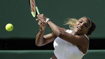 Wimbledon - semifinále Strýcová vs. Williamsová: Američanka při úderu.