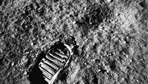 Otisk boty na povrchu Měsíce.