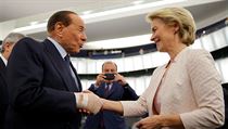 Nynj europoslanec za Itlii Silvio Berlusconi gratuluje nov fce EK Ursule...