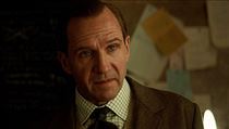 Ralph Fiennes jako hlavní z agentů. Snímek The King´s Man: První mise (2019)....
