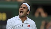Roger Federer se raduje z postupu do finále Wimbledonu přes Rafaela Nadala.