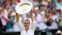Simona Halepová s trofejí pro vítězku Wimbledonu.