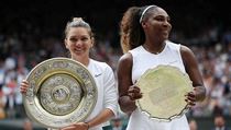 Simona Halepová a Serena Williamsová s trofejemi z Wimbledonu