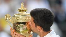 Novak Djokovi s trofej pro vtze Wimbledonu.