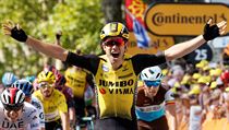 Cyklista Wout van Aert oslavil při svém debutu na Tour etapové vítězství. Žlutý...