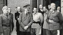 Adolf Hitler s Italem Benitem Mussolinim zkoumají pozůstatky Vlčího doupěte.