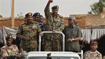 Šéf súdánské vojenské rady generál Abdal Fattáh Burhán (se zdviženou rukou)