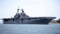 rnsk dron se piblil k americk vsadkov lodi USS BOXER