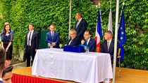 Prezident Milo Zeman (u stolu vlevo) a Andrej Babi (vpravo) na francouzsk...