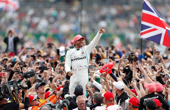 Formule 1, Velká cena Velké Británie, Silverstone: Lewis Hamilton v obleení...